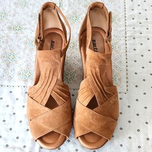 Brand New Women's Earth Curvet Bisuit Tan Suede Sandals - Size 10